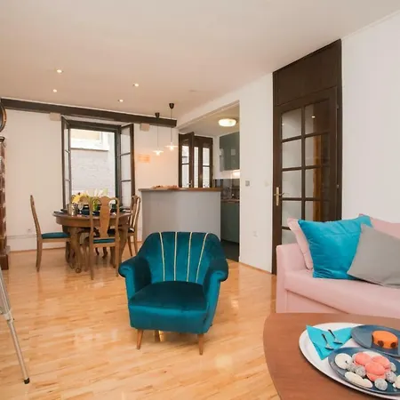 Old Town Apartment *